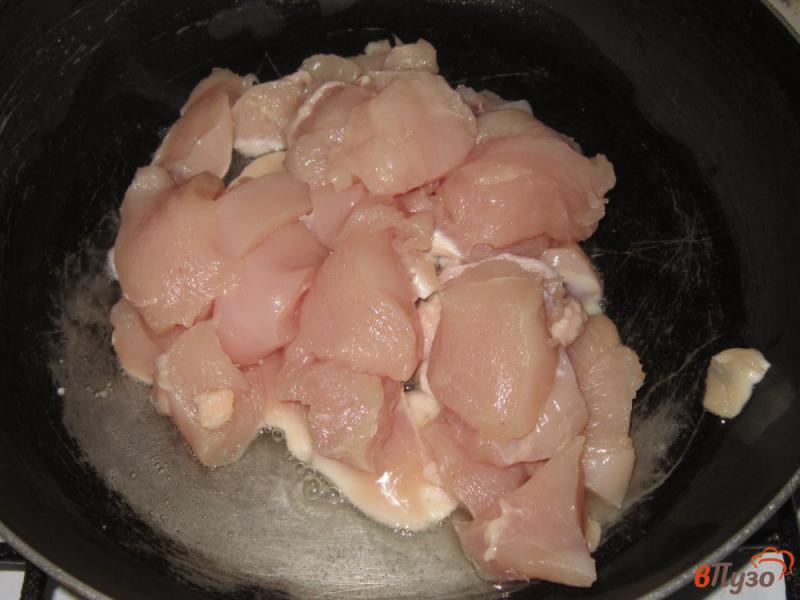 Фото приготовление рецепта: Куриная грудка с грибами и картофелем в сливочном соусе шаг №1