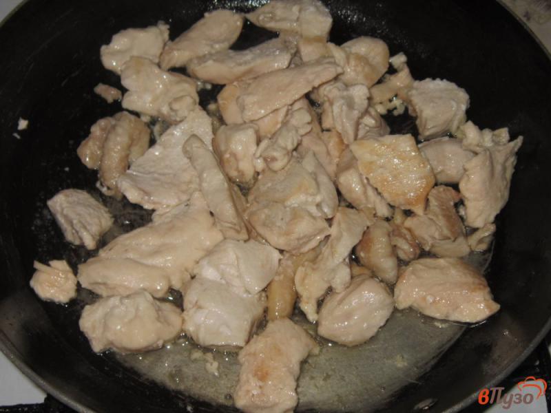 Фото приготовление рецепта: Куриная грудка с грибами и картофелем в сливочном соусе шаг №2