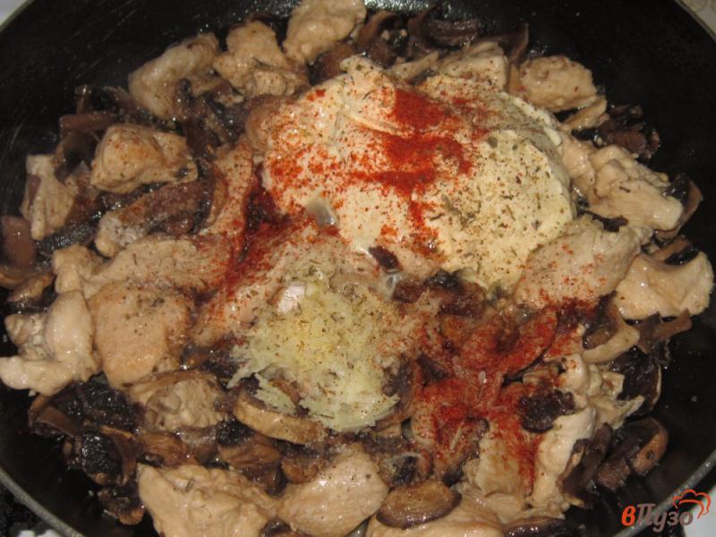 Фото приготовление рецепта: Куриная грудка с грибами и картофелем в сливочном соусе шаг №4