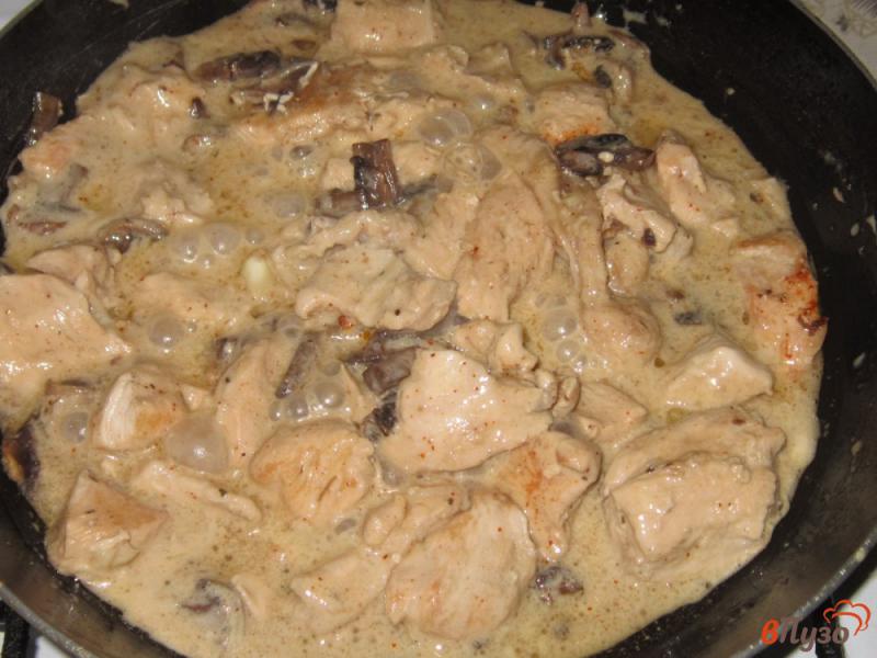 Фото приготовление рецепта: Куриная грудка с грибами и картофелем в сливочном соусе шаг №5
