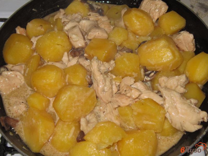 Фото приготовление рецепта: Куриная грудка с грибами и картофелем в сливочном соусе шаг №6