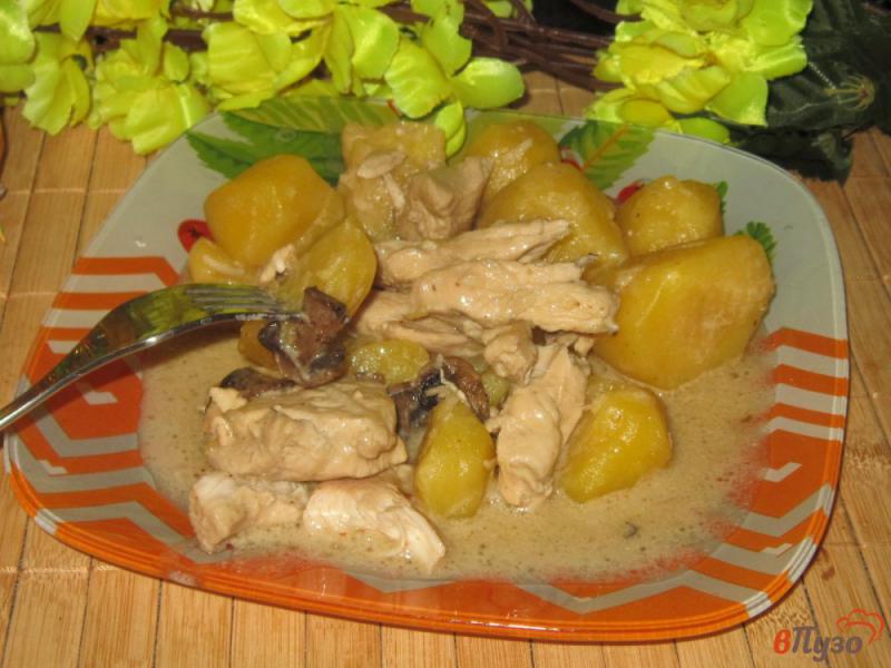 Фото приготовление рецепта: Куриная грудка с грибами и картофелем в сливочном соусе шаг №7