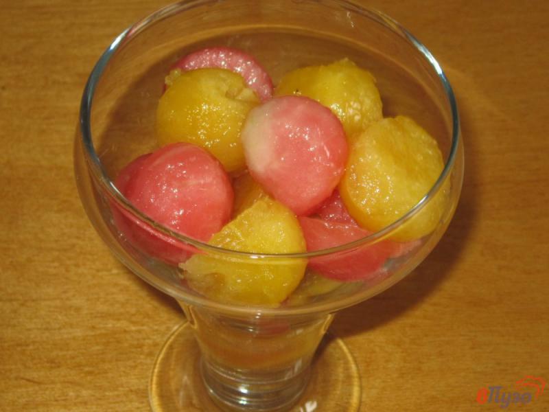 Фото приготовление рецепта: Десерт из жёлтого и красного арбуза с йогуртом шаг №2