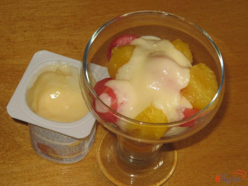 Фото приготовление рецепта: Десерт из жёлтого и красного арбуза с йогуртом шаг №3