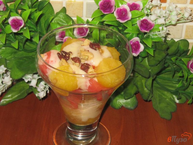 Фото приготовление рецепта: Десерт из жёлтого и красного арбуза с йогуртом шаг №4