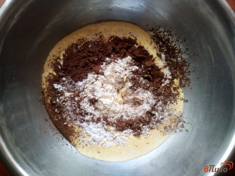 Фото приготовление рецепта: Торт из шоколадного бисквита с прослойкой из кокосовой стружки шаг №5