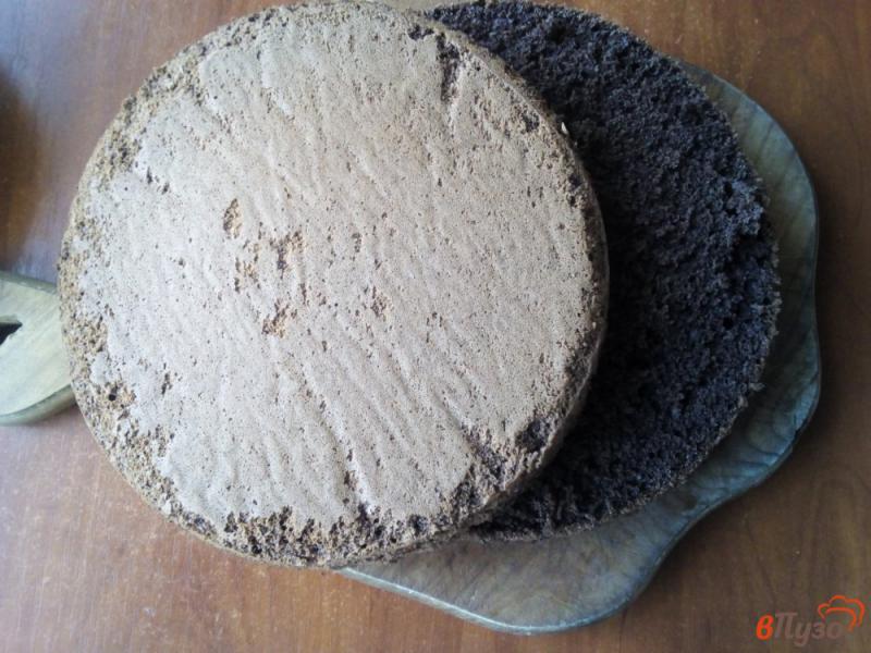 Фото приготовление рецепта: Торт из шоколадного бисквита с прослойкой из кокосовой стружки шаг №8