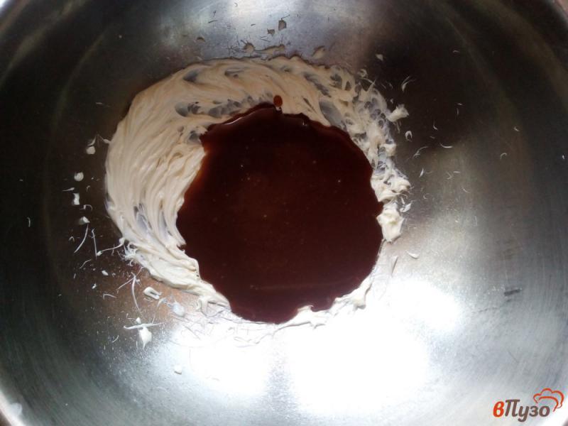 Фото приготовление рецепта: Торт из шоколадного бисквита с прослойкой из кокосовой стружки шаг №17