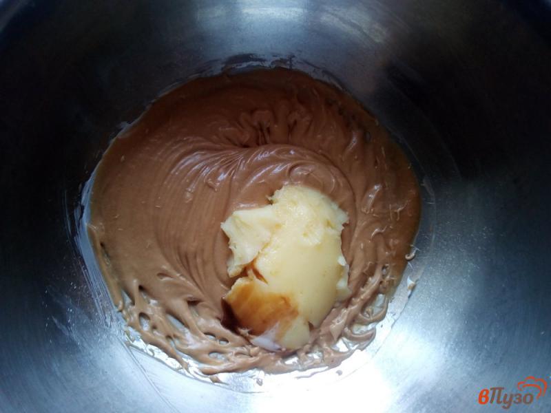 Фото приготовление рецепта: Торт из шоколадного бисквита с прослойкой из кокосовой стружки шаг №18