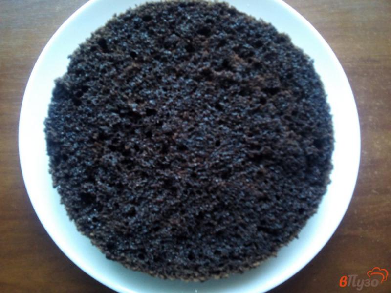 Фото приготовление рецепта: Торт из шоколадного бисквита с прослойкой из кокосовой стружки шаг №20