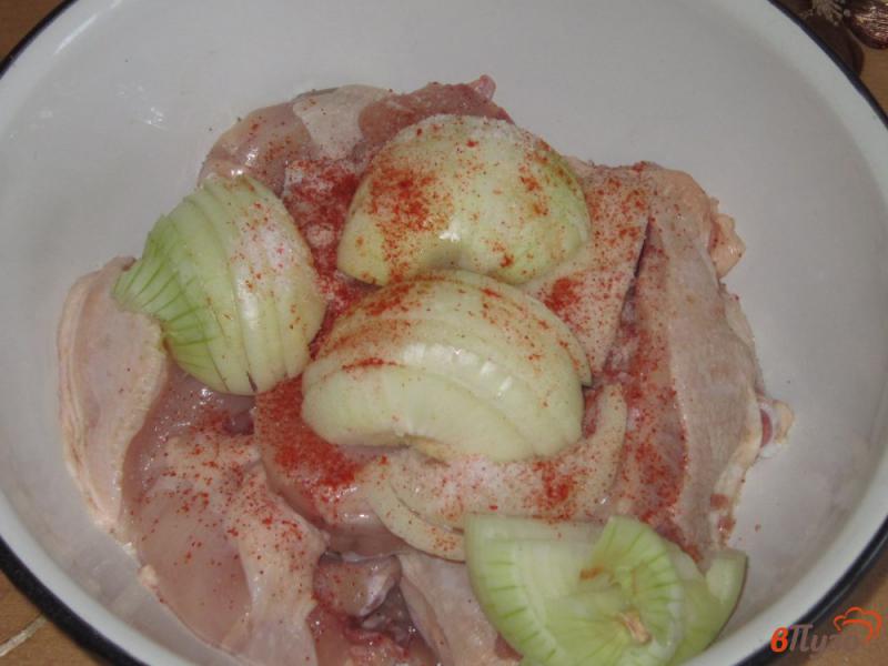 Фото приготовление рецепта: Курица жареная на сковороде в классическом маринаде шаг №2