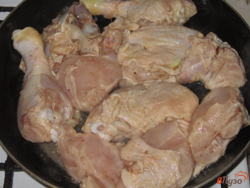 Фото приготовление рецепта: Курица жареная на сковороде в классическом маринаде шаг №5