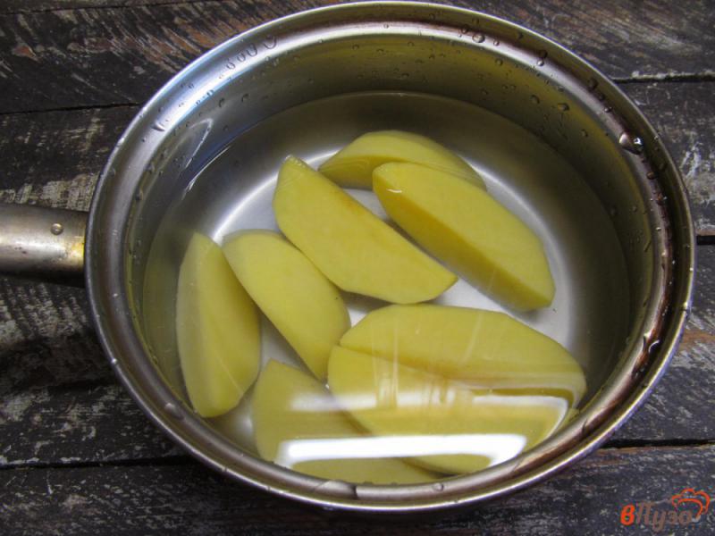 Фото приготовление рецепта: Картошка с луком-порей под сливочным соусом шаг №1