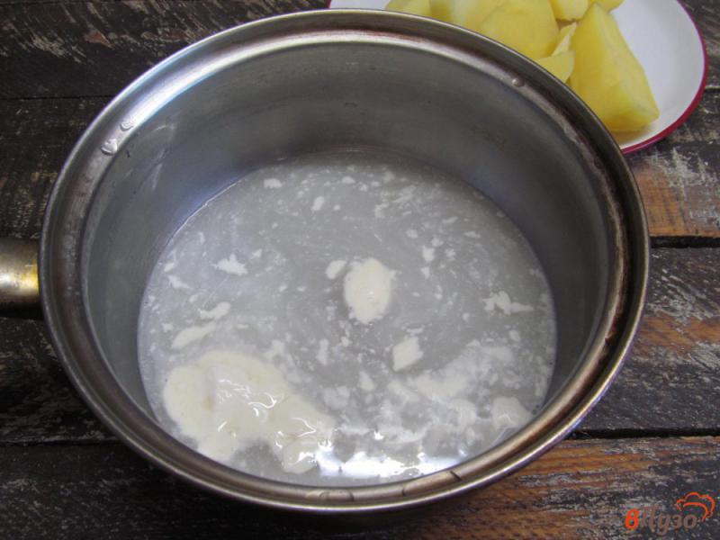 Фото приготовление рецепта: Картошка с луком-порей под сливочным соусом шаг №4