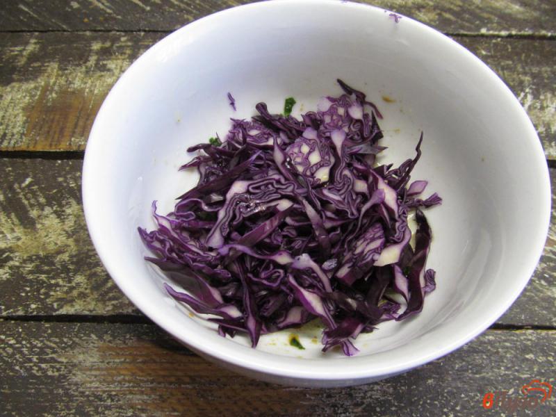 Фото приготовление рецепта: Салат из красной капусты и огурца шаг №2