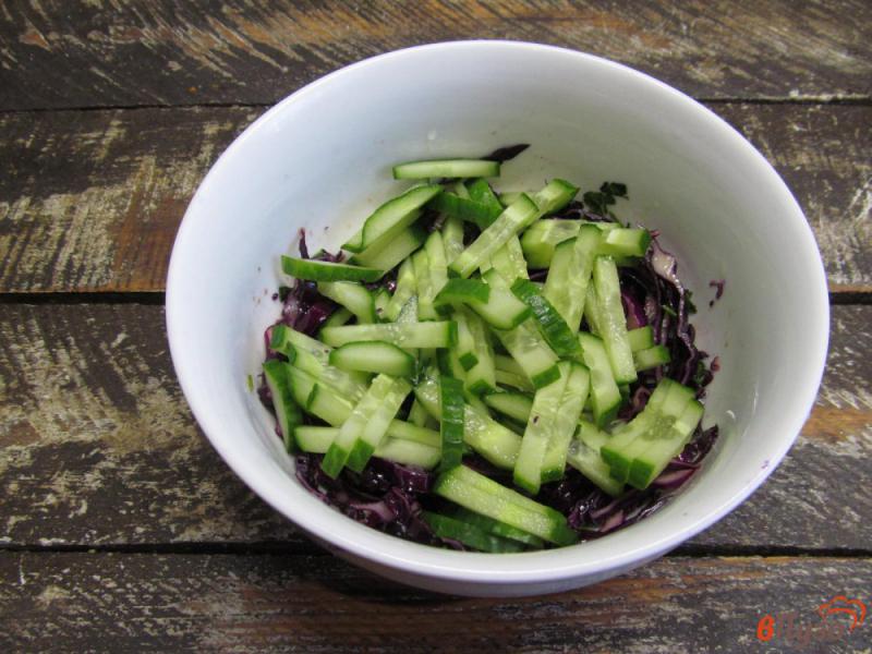 Фото приготовление рецепта: Салат из красной капусты и огурца шаг №3