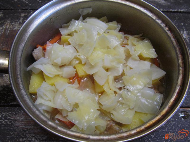 Фото приготовление рецепта: Свинина с картошкой и капустой шаг №7