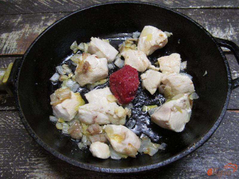 Фото приготовление рецепта: Макароны с курицей и капустой шаг №3