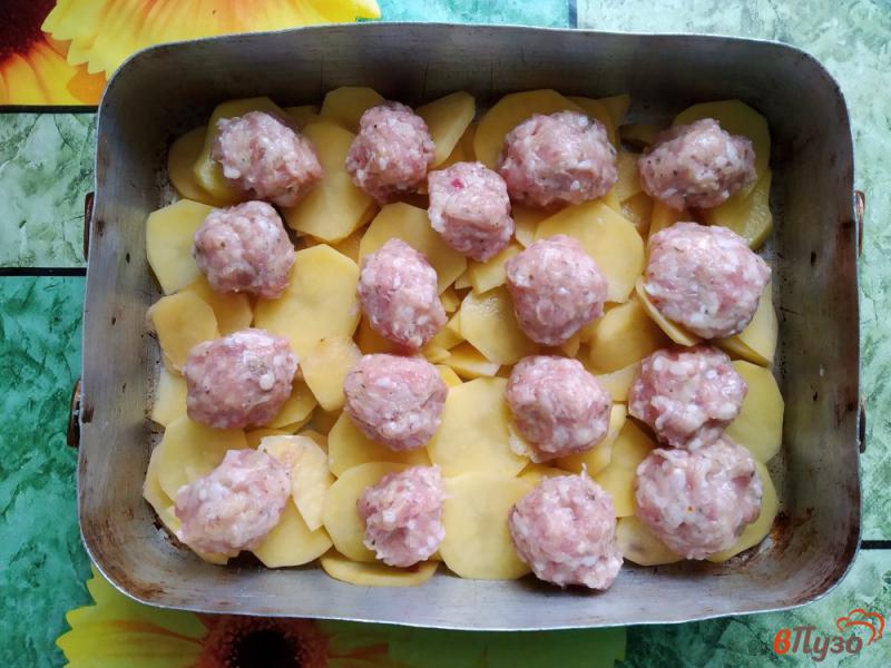 Фото приготовление рецепта: Картофель с фрикадельками в сливочно-сырном соусе шаг №6