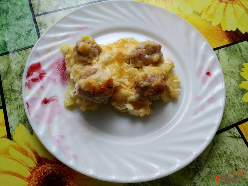 Фото приготовление рецепта: Картофель с фрикадельками в сливочно-сырном соусе шаг №10