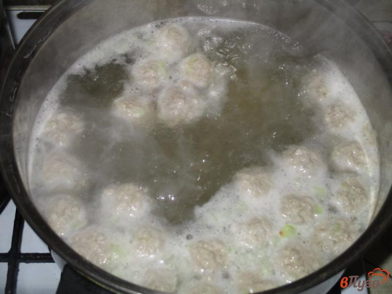 Фото приготовление рецепта: Суп с фрикадельками и шампиньонами шаг №2