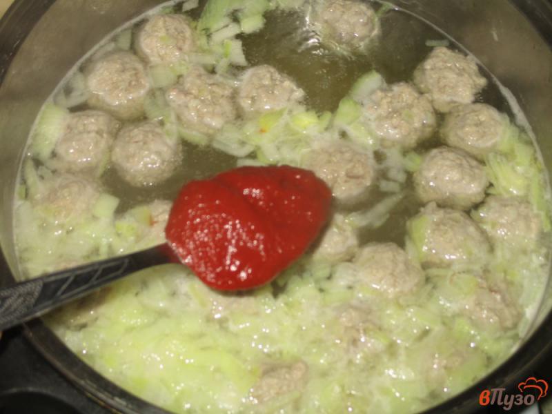 Фото приготовление рецепта: Суп с фрикадельками и шампиньонами шаг №3