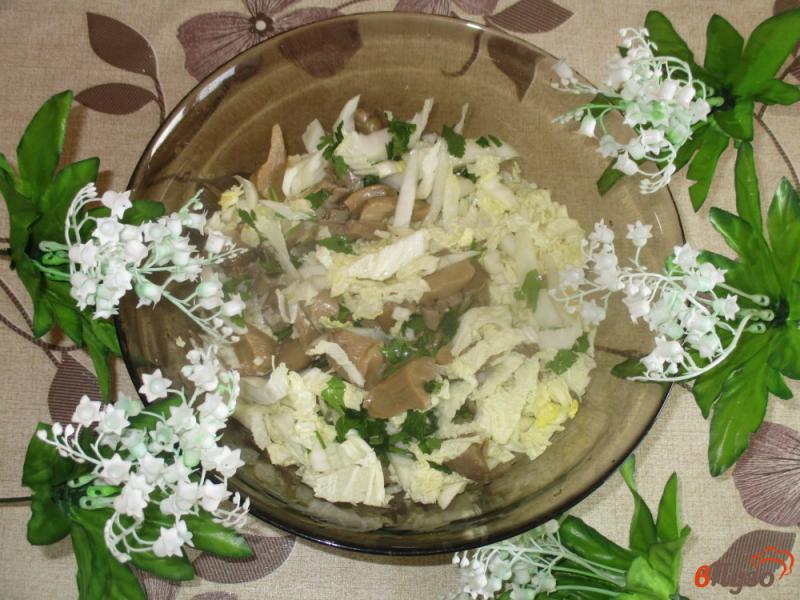 Фото приготовление рецепта: Салат из пекинской капусты с маринованными вешенками шаг №4