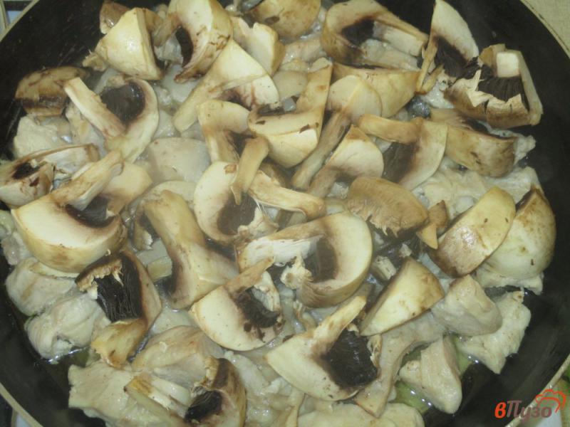 Фото приготовление рецепта: Фунчоза с шампиньонами и куриной грудкой шаг №2