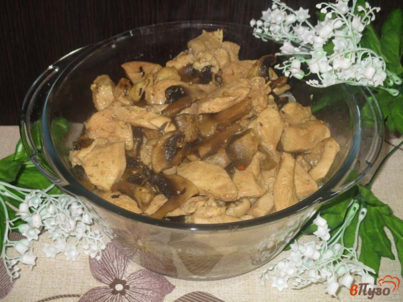 Фото приготовление рецепта: Фунчоза с шампиньонами и куриной грудкой шаг №5