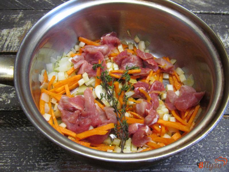 Фото приготовление рецепта: Рагу из свинины с тыквой и стручковой фасоли шаг №2