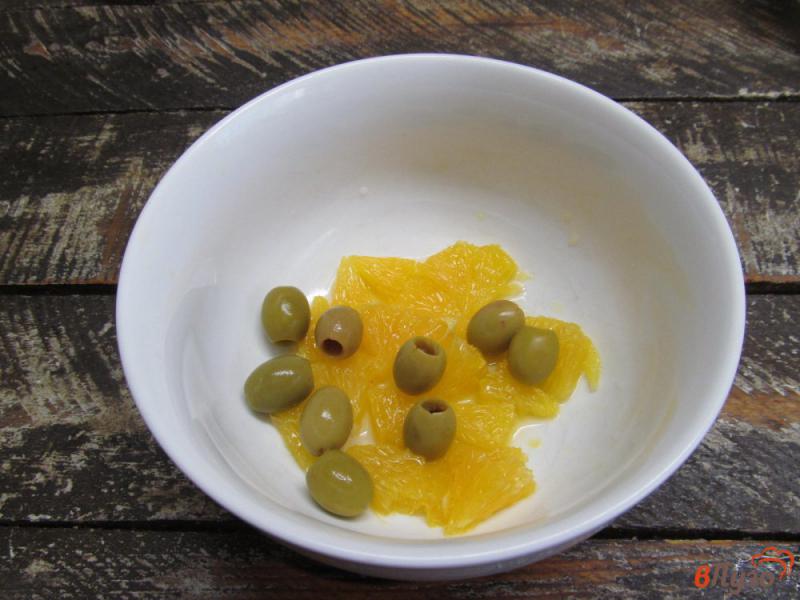 Фото приготовление рецепта: Салат из брокколи с оливками и брынзой шаг №2