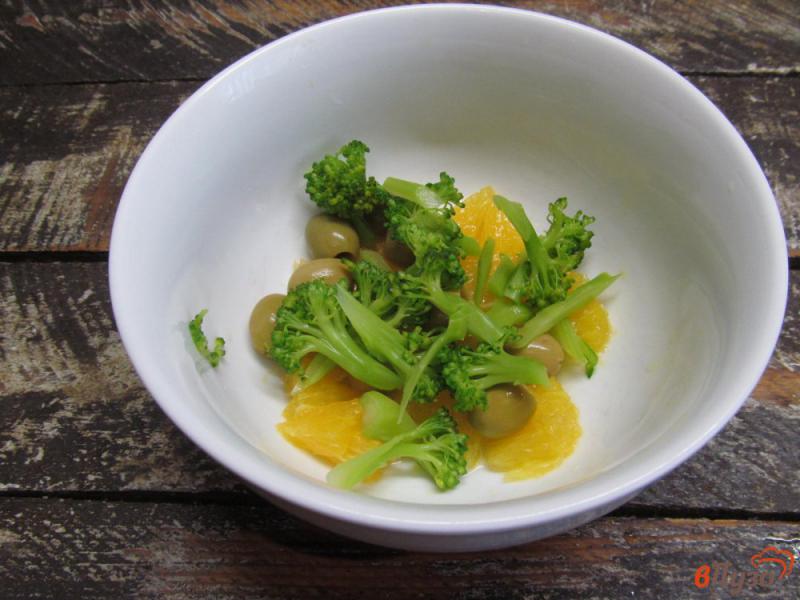 Фото приготовление рецепта: Салат из брокколи с оливками и брынзой шаг №3