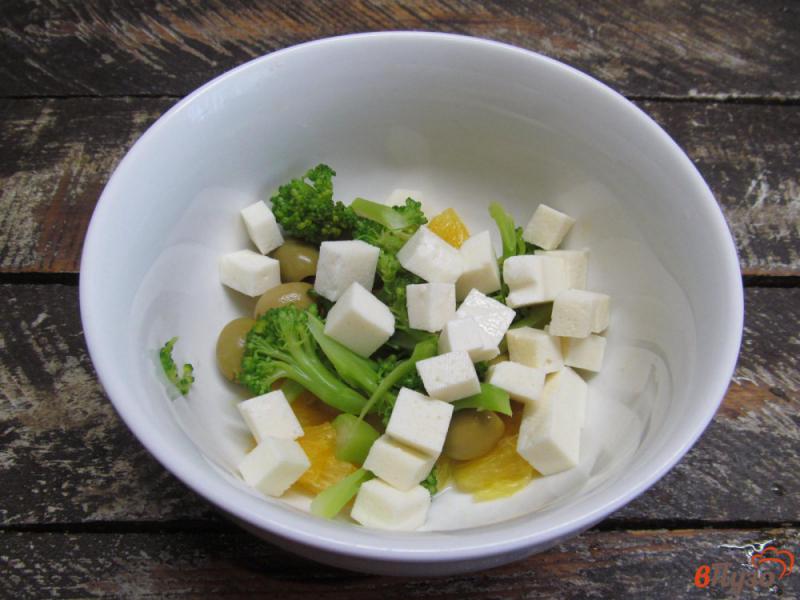 Фото приготовление рецепта: Салат из брокколи с оливками и брынзой шаг №4