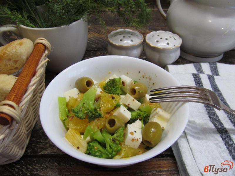 Фото приготовление рецепта: Салат из брокколи с оливками и брынзой шаг №6