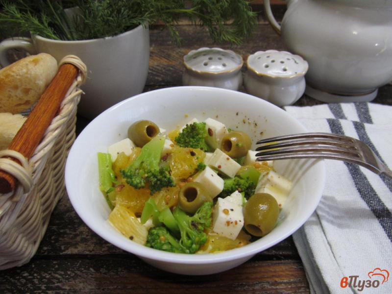Фото приготовление рецепта: Салат из брокколи с оливками и брынзой шаг №7