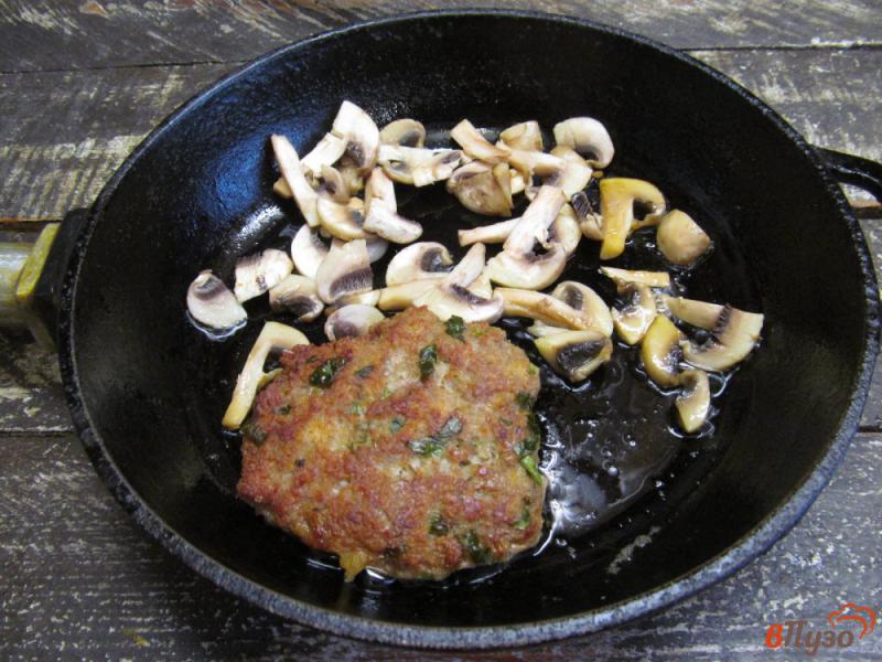 Фото приготовление рецепта: Котлета с грибами и сыром моцарелла шаг №3