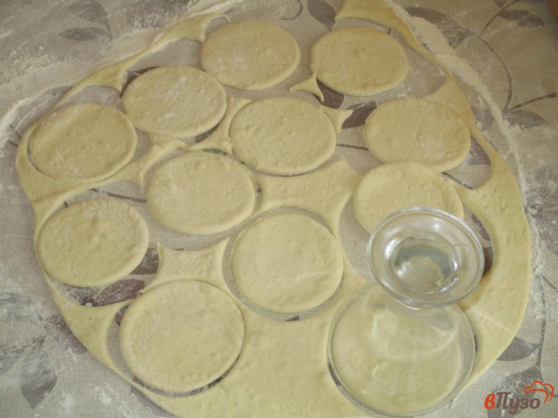 Фото приготовление рецепта: Жареные пирожки с картошкой и вешенками шаг №10