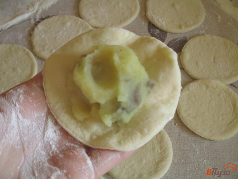 Фото приготовление рецепта: Жареные пирожки с картошкой и вешенками шаг №11