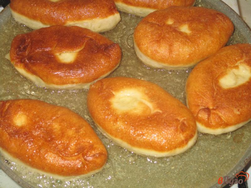 Фото приготовление рецепта: Жареные пирожки с картошкой и вешенками шаг №13