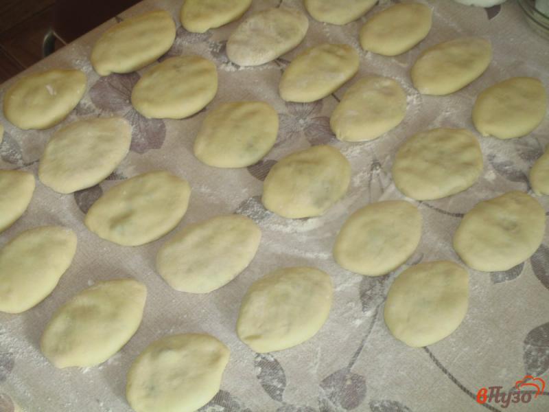 Фото приготовление рецепта: Жареные пирожки с картошкой и вешенками шаг №12