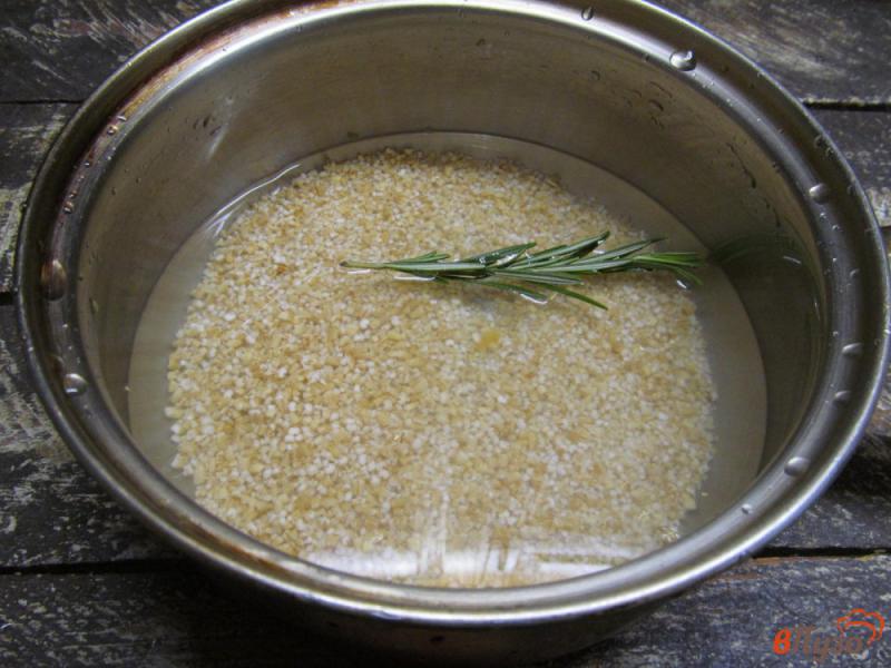 Фото приготовление рецепта: Ячневая каша на воде с сыром шаг №2