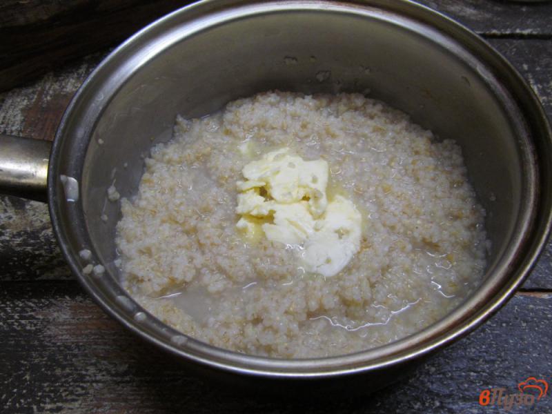 Фото приготовление рецепта: Ячневая каша на воде с сыром шаг №3