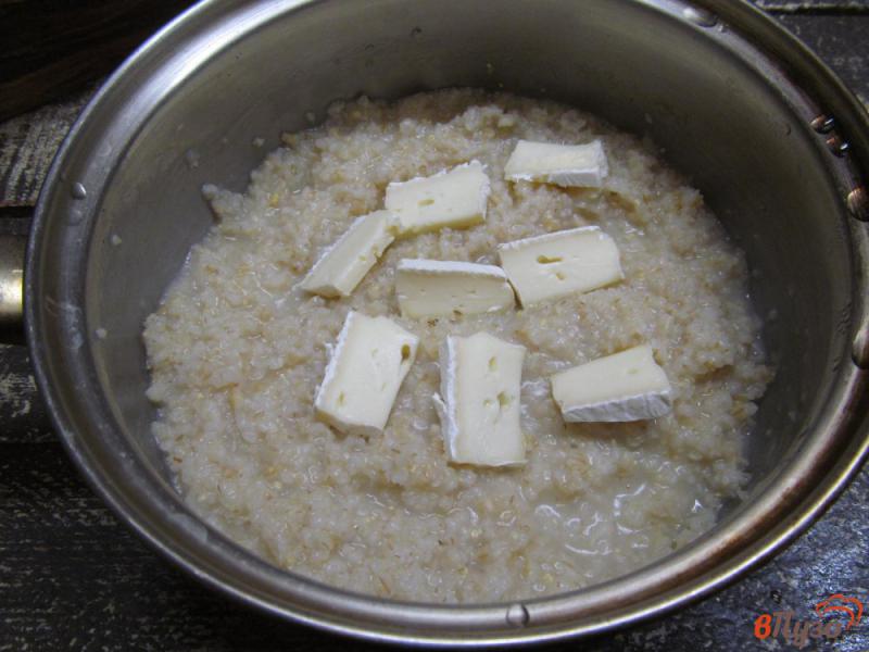 Фото приготовление рецепта: Ячневая каша на воде с сыром шаг №4