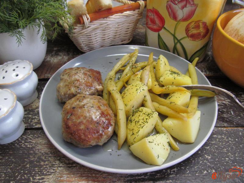 Фото приготовление рецепта: Фрикадельки с фасолью и отварным картофелем шаг №6