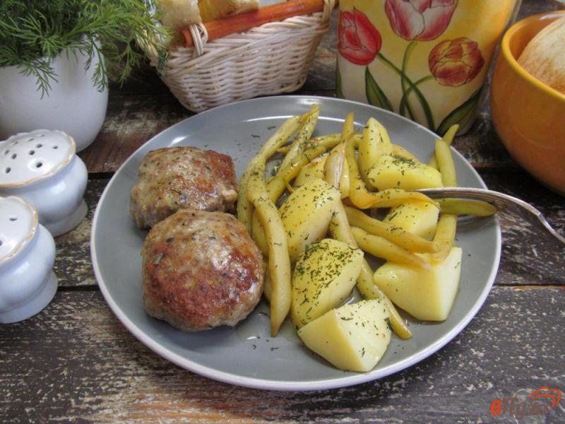 Фото приготовление рецепта: Фрикадельки с фасолью и отварным картофелем шаг №7