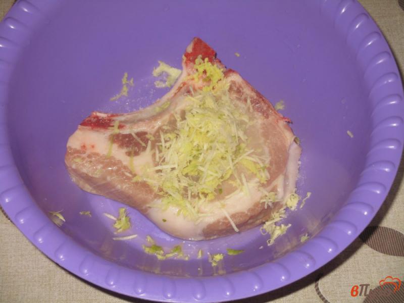 Фото приготовление рецепта: Антрекот жареный на сковороде с чесноком и имбирем шаг №2
