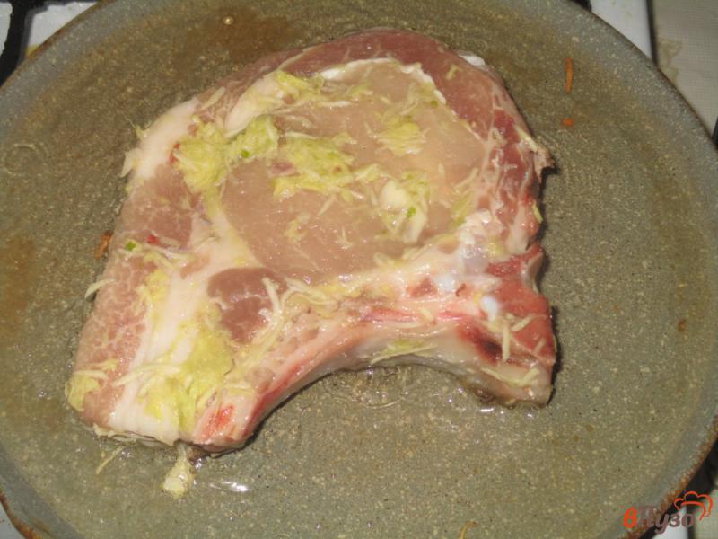 Фото приготовление рецепта: Антрекот жареный на сковороде с чесноком и имбирем шаг №3