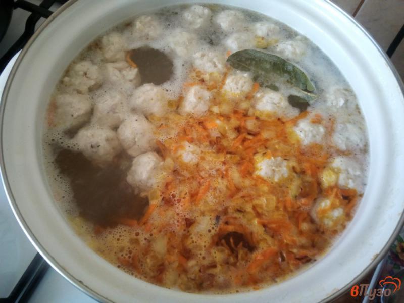 Фото приготовление рецепта: Суп с фрикадельками и вермишелью шаг №5