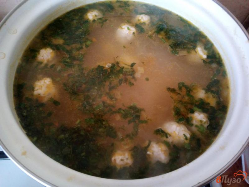 Фото приготовление рецепта: Суп с фрикадельками и вермишелью шаг №7