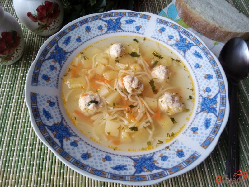 Фото приготовление рецепта: Суп с фрикадельками и вермишелью шаг №8